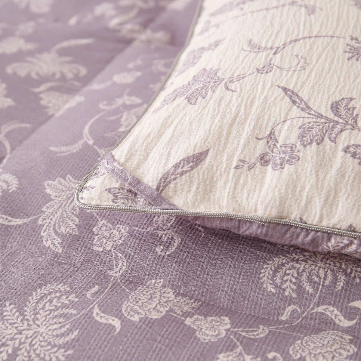 Lavender Bloom organic cotton reversible goose down comforter – piping detail